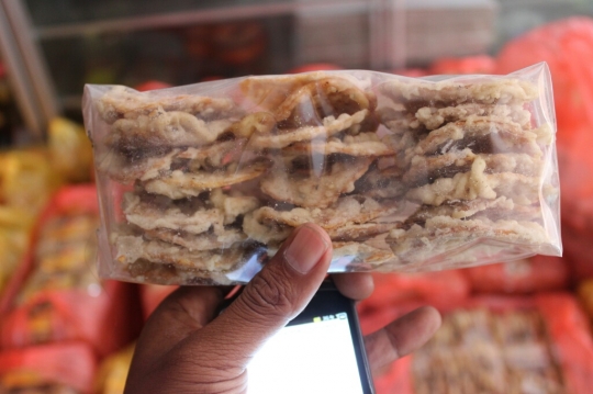 Rupiah anjlok, produsen keripik tempe khas Malang kurangi irisan