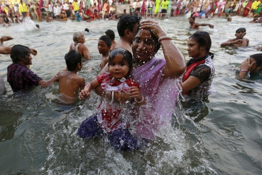 Ribuan umat Hindu berendam di festival paling langka di India