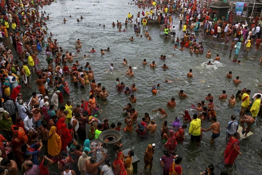 Ribuan umat Hindu berendam di festival paling langka di India