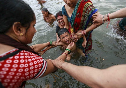 Ribuan umat Hindu berendam di festival paling langka di India