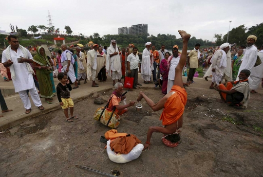 Ribuan umat Hindu berendam di festival paling langka di India