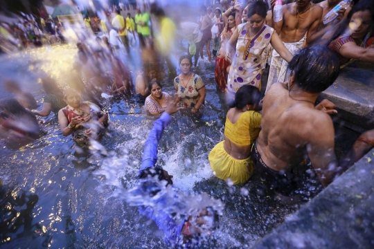 Ribuan umat Hindu berendam di festival paling langka di India