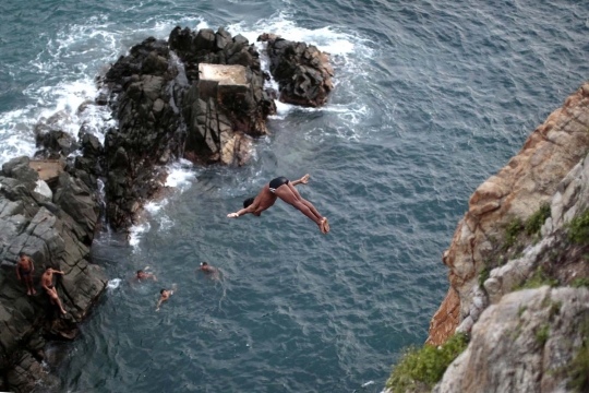 Tradisi menantang nyali lompat tebing La Quebrada