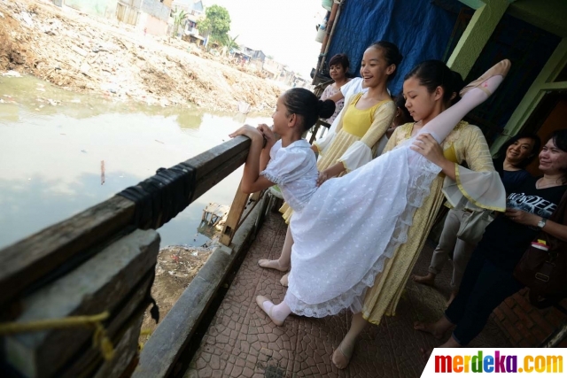 Foto : Keceriaan anak-anak penghuni bantaran Ciliwung berlatih balet
