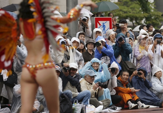 Seksinya ribuan penari samba yang beraksi di jalanan Tokyo