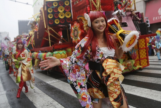 Seksinya ribuan penari samba yang beraksi di jalanan Tokyo