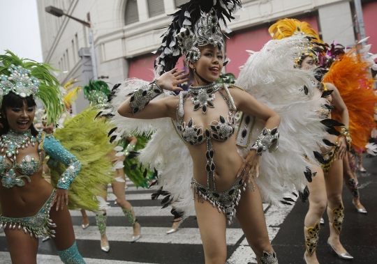 Seksinya ribuan penari samba yang beraksi di jalanan Tokyo