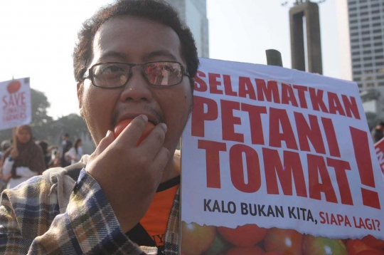 Aksi makan tomat massal di Bundaran HI