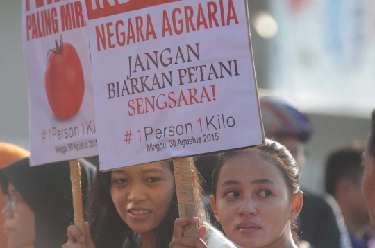 Aksi makan tomat massal di Bundaran HI