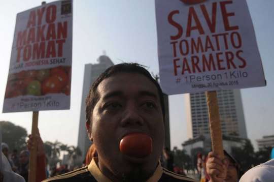 Aksi makan tomat massal di Bundaran HI