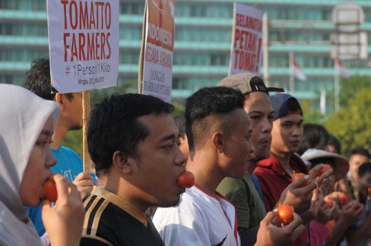 Aksi makan tomat massal di Bundaran HI