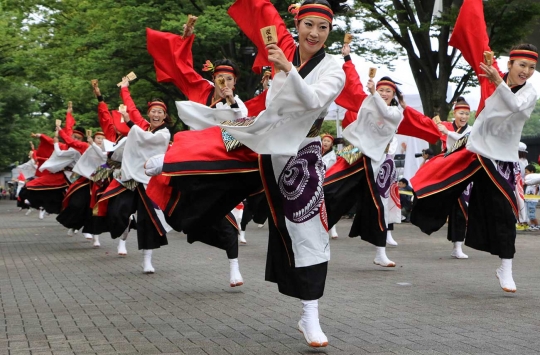 Aksi penari cantik Jepang meriahkan festival 'Super Yosakoi 2015'
