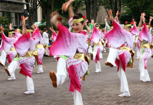 Aksi penari cantik Jepang meriahkan festival 'Super Yosakoi 2015'