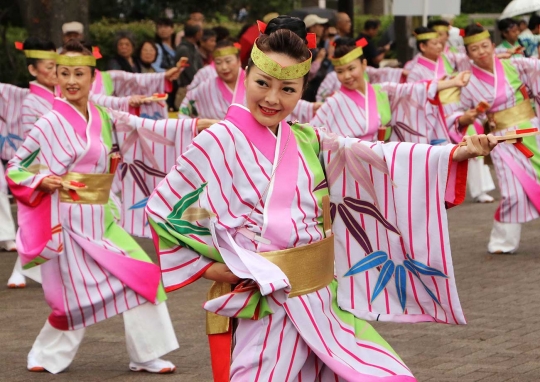 Aksi penari cantik Jepang meriahkan festival 'Super Yosakoi 2015'