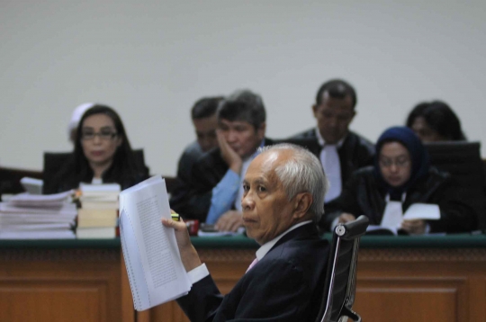 Sidang perdana, OC Kaligis dengar dakwaan JPU