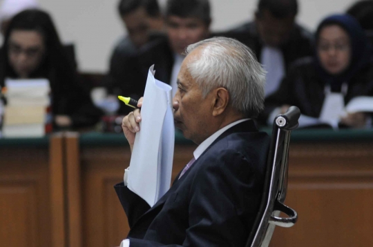 Sidang perdana, OC Kaligis dengar dakwaan JPU