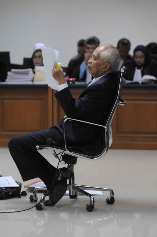 Sidang perdana, OC Kaligis dengar dakwaan JPU