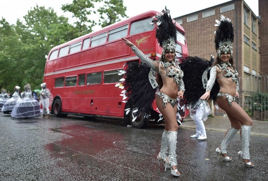 Parade penari seksi ini hebohkan jalanan Kota London