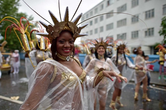 Parade penari seksi ini hebohkan jalanan Kota London