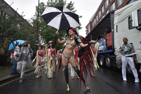 Parade penari seksi ini hebohkan jalanan Kota London