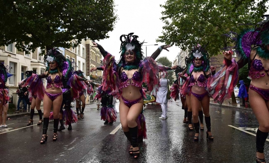 Parade penari seksi ini hebohkan jalanan Kota London