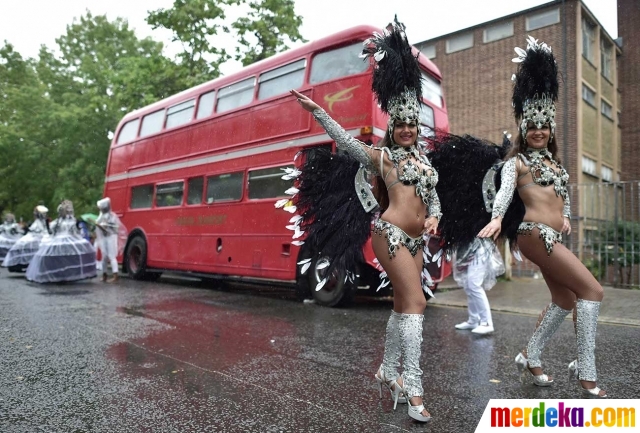 Foto : Parade penari seksi ini hebohkan jalanan Kota 