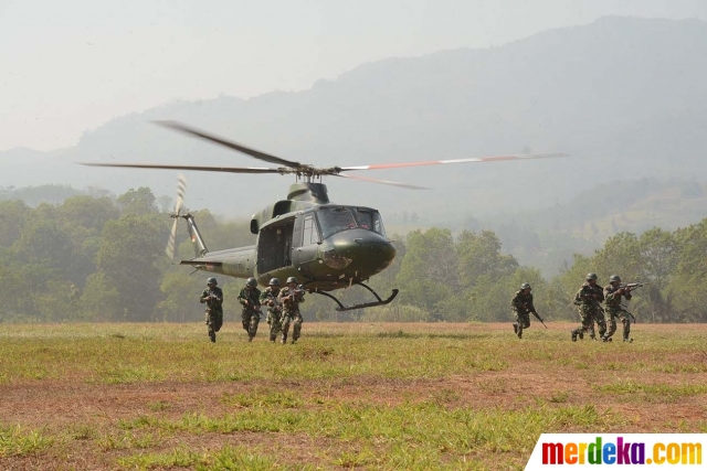Foto : Gerak cepat prajurit TNI turun dari helikopter 