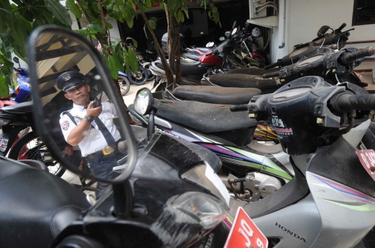 Habis masa pakai, puluhan mobil & sepeda motor dinas dilelang KPK