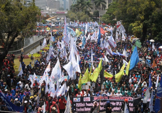 Tolak PHK massal, puluhan ribu buruh geruduk Istana Merdeka