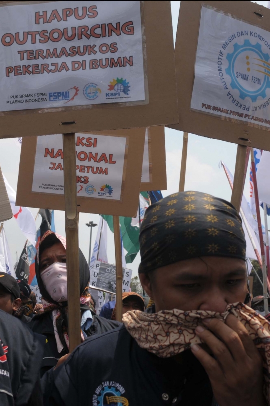 Tolak PHK massal, puluhan ribu buruh geruduk Istana Merdeka