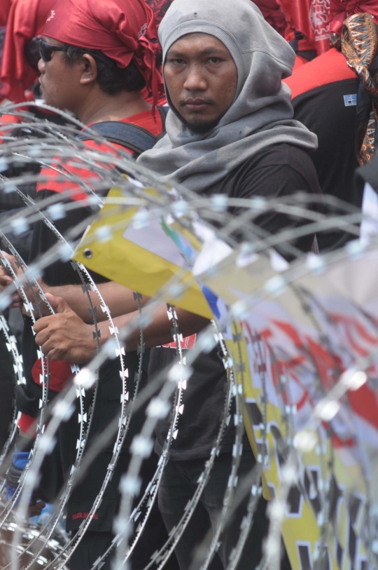 Tolak PHK massal, puluhan ribu buruh geruduk Istana Merdeka