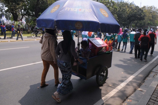 Berkah demo buruh bagi PKL