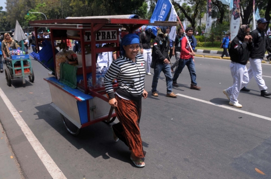 Berkah demo buruh bagi PKL