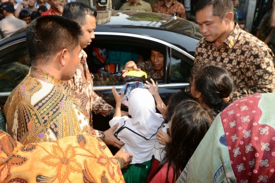 Presiden Jokowi bagi-bagi sembako di Kedoya