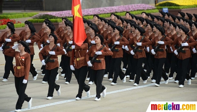 Foto : Gaya wanita cantik Vietnam ramaikan parade Hari 