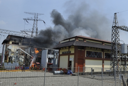 Kebakaran dahsyat lahap gardu induk PLN Kembangan