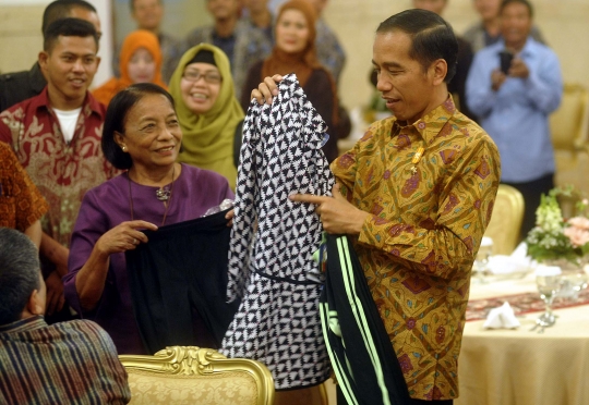 Diundang ke Istana, PKL hadiahi Jokowi burung dan baju renang