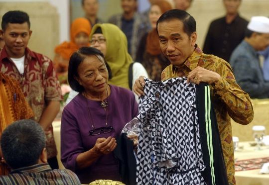 Diundang ke Istana, PKL hadiahi Jokowi burung dan baju renang