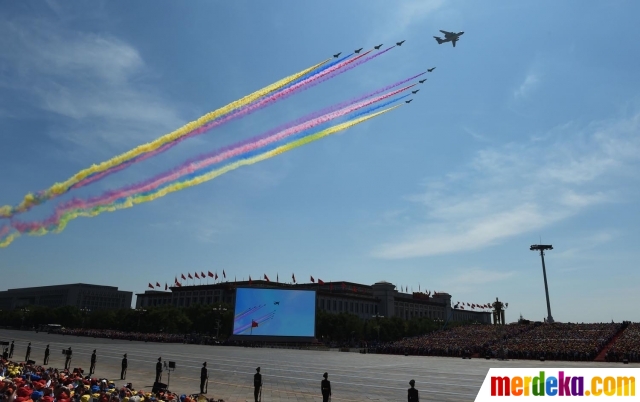 Foto : Manuver indah pesawat tempur hiasi parade militer 