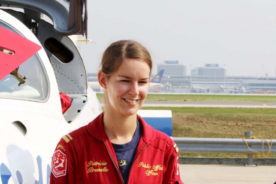 Sosok cantik Patricia, pilot jet aerobatik Kanada