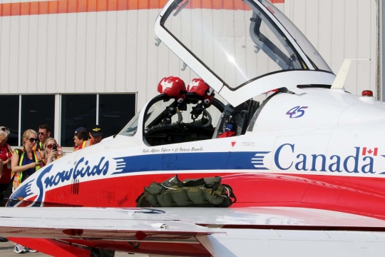 Sosok cantik Patricia, pilot jet aerobatik Kanada