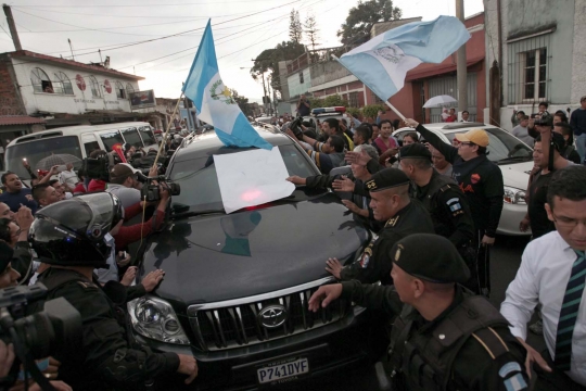 Terbukti korupsi, warga Guatemala hadang mobil Presiden Molina