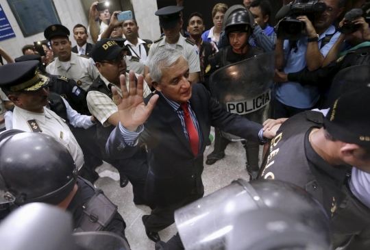 Terbukti korupsi, warga Guatemala hadang mobil Presiden Molina