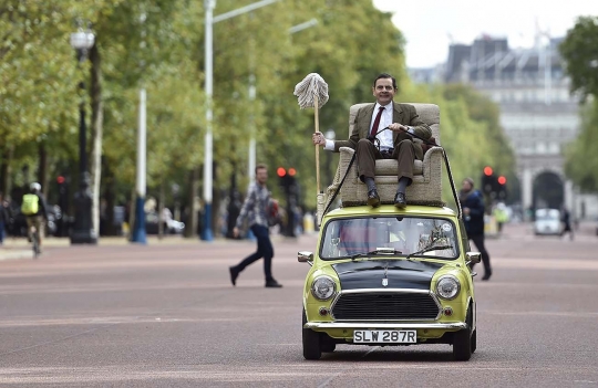 Aksi kocak Mr Bean nyetir dari atap mobil