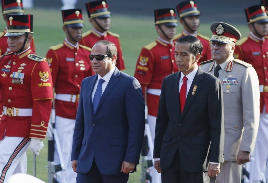 Berkaca mata hitam, Presiden Mesir disambut hangat Jokowi di Istana