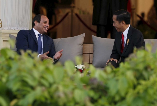 Berkaca mata hitam, Presiden Mesir disambut hangat Jokowi di Istana