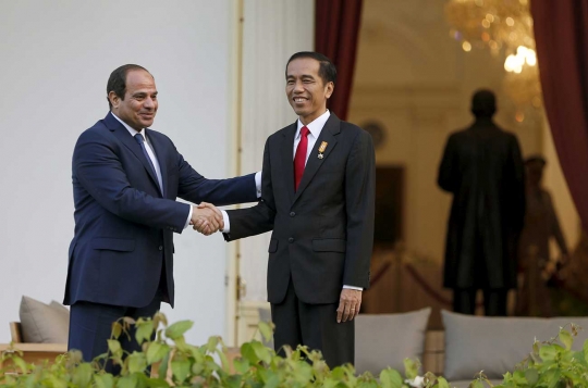 Berkaca mata hitam, Presiden Mesir disambut hangat Jokowi di Istana