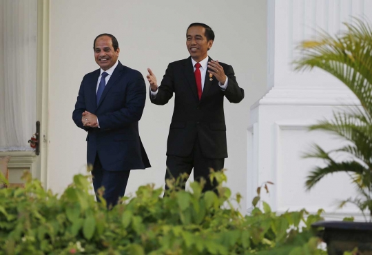 Berkaca mata hitam, Presiden Mesir disambut hangat Jokowi di Istana