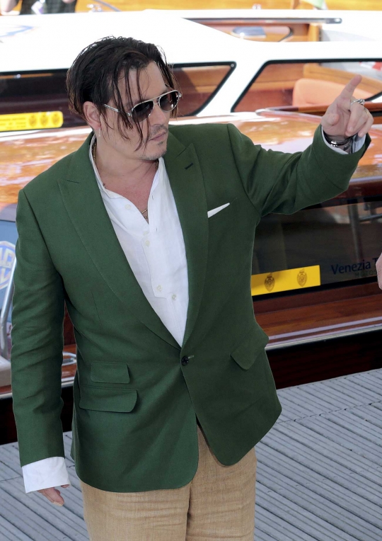 Pose cool Johnny Depp dengan gaya rambut 