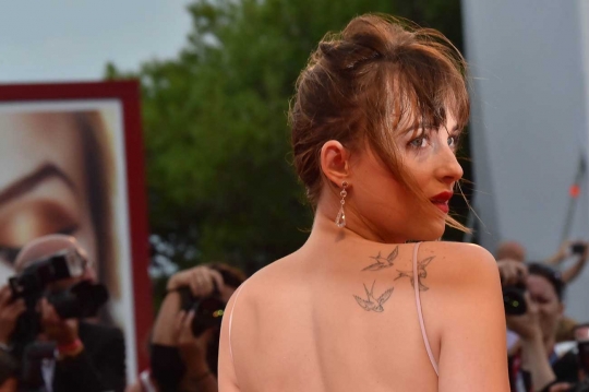 Tampil seksi tanpa bra, Dakota Johnson pamer tato burung